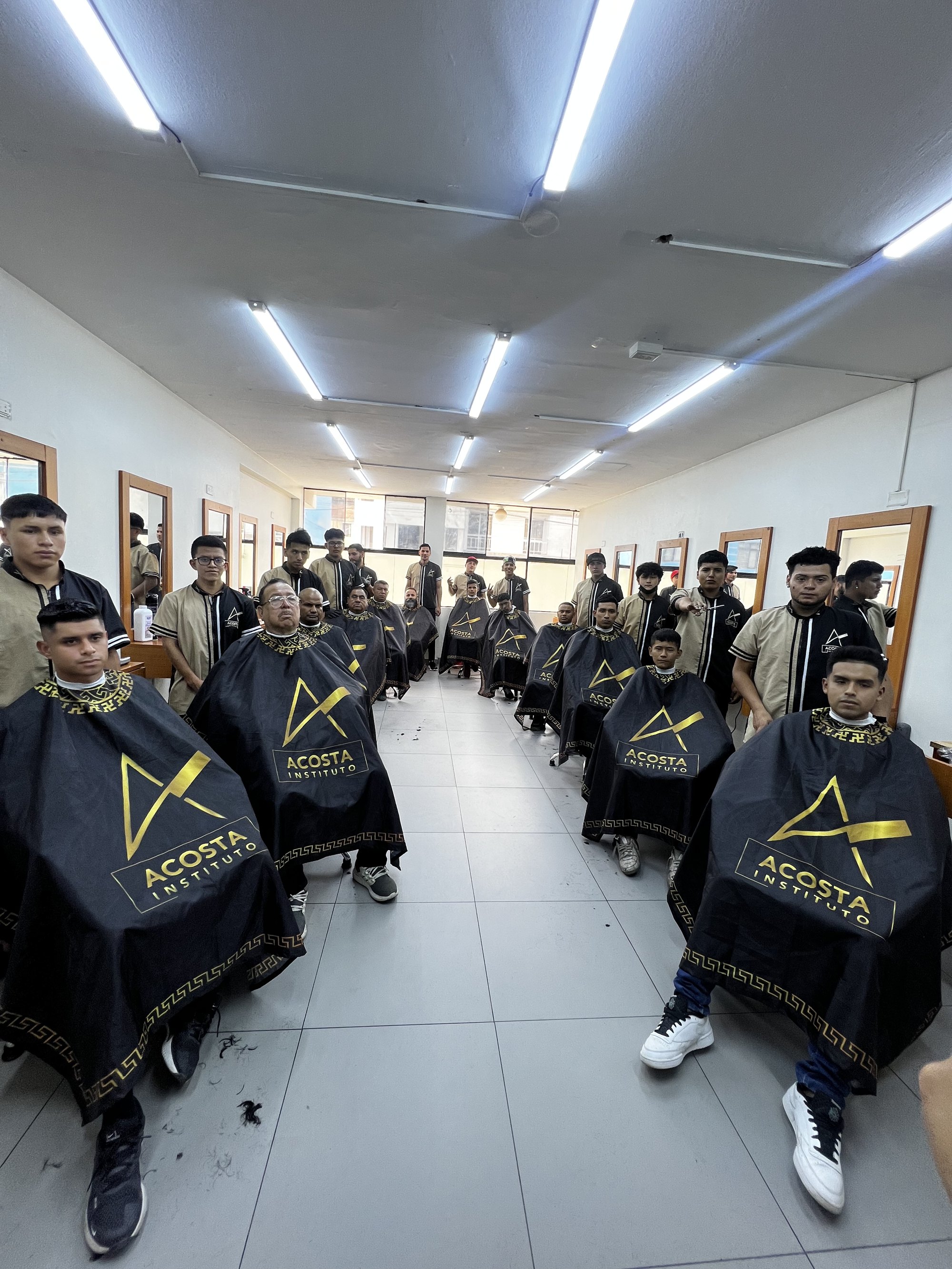 Alumnos de Acosta Instituto en el aula de barbería